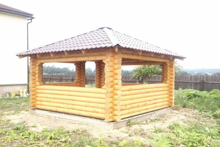 Квадратная беседка из бревна